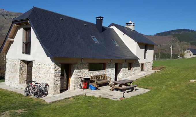 Campan Cottage | Spacious Mountain Barn, Beautifully Restored, Stunning Views
