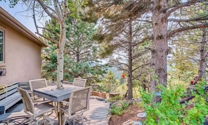 Golden House | Spacious Mountain Basement Apt with Views & Access to Hike, Ski, & Red Rocks!