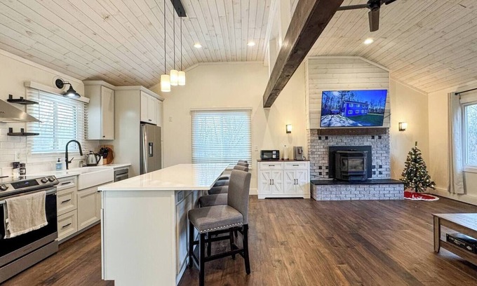 East Haven  Rutland County House | Spacious Mountain Retreat–Near Killington & Downtown