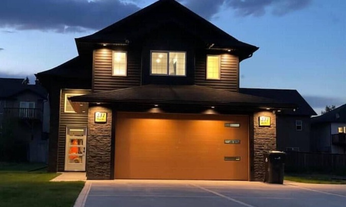 Hinton House | Spacious Mountain Retreat Near Jasper - Custom Luxury Home With Stunning Views