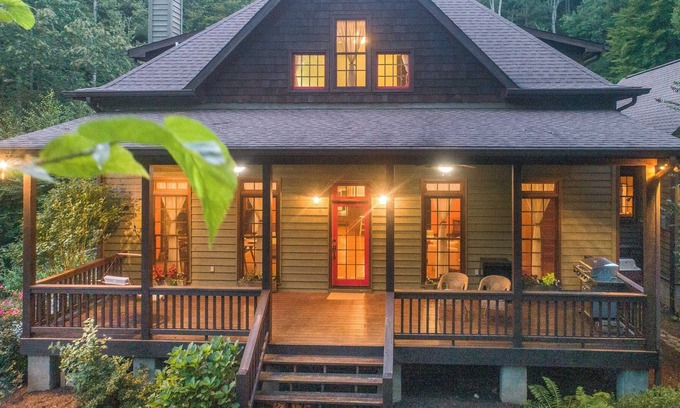 Almond Condo | Spacious Mountain Retreat w/ Stunning Views near Bryson City and Fontana Lake