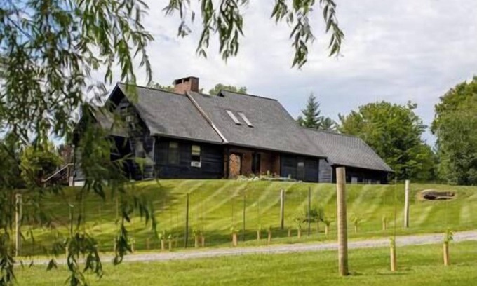 Moscow House | Spacious Mountain Retreat set on 7 acres & Pond