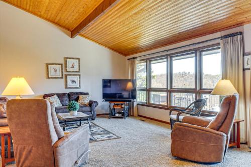 Gatlinburg - Pigeon Forge House | Spacious Mountain-View Home 13 Mi to GSMNP!