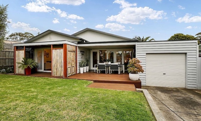 Mount Eliza House | Spacious Mt Eliza home with Private Garden