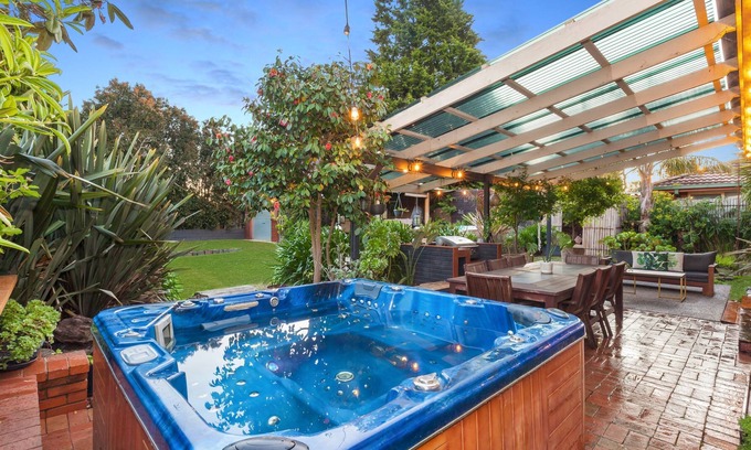 Wallan House | Spacious Mud Brick Retreat - Gateway to Adventure!