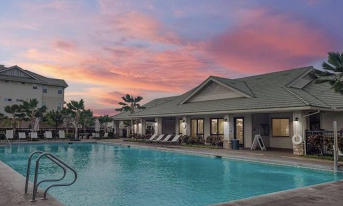 Kapolei House | Spacious, Near Resorts, Beaches, shops and more!