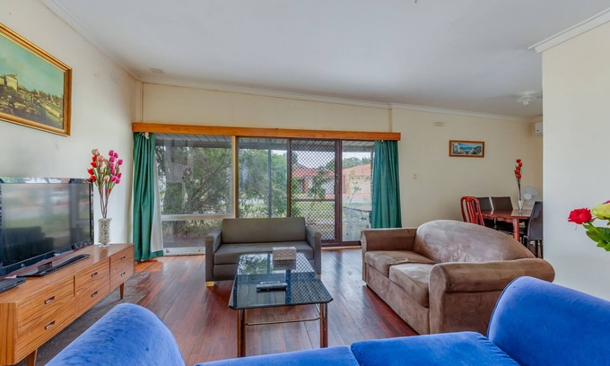 Gosnells House | Spacious, neat and convenient holiday home