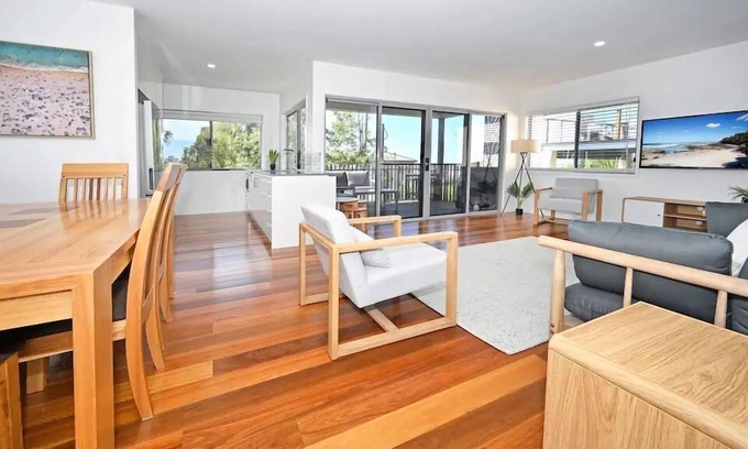Kings Beach Apartment | Spacious New 2 bedroom Kings Beach Townhouse ZF2