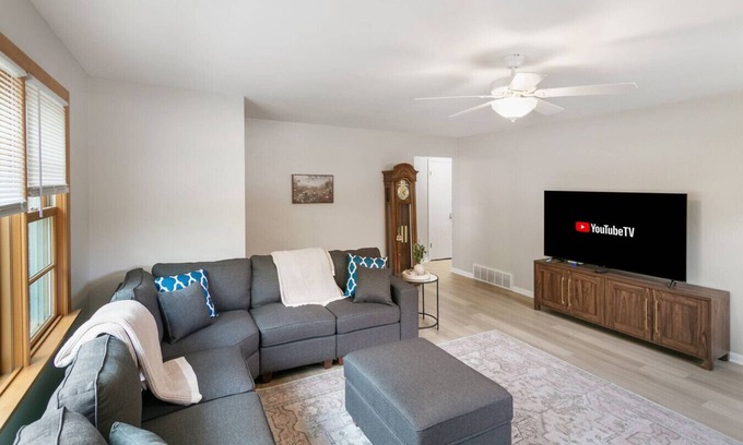 Waukegan Apartment | Spacious New 5 Bed Family Retreat Near Naval Base!