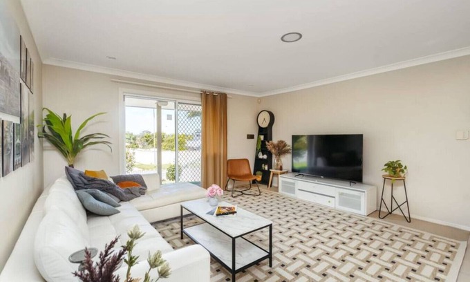 Eight Mile Plains House | Spacious newly redecorated 5BD Family Home