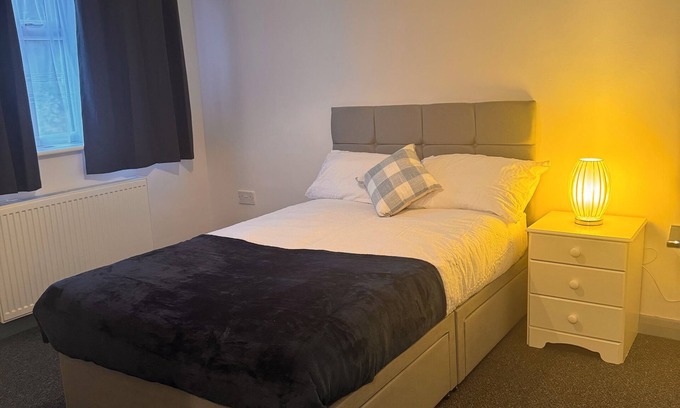 Havering House | Spacious, Newly Decorated 4bedroom Family House in a quiet residential area