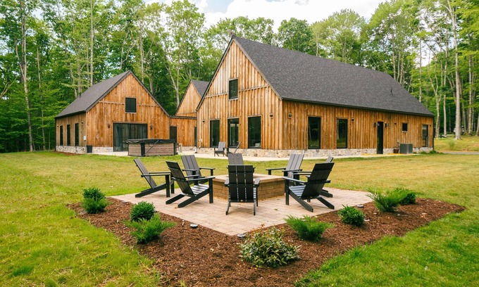 Oakland House | Spacious newly renovated home w/private hot tub, patio & firepit
