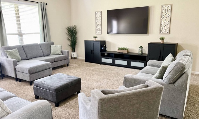 West San Antonio House | Spacious Oasis 5BR/4BA Lackland AFB BMT Riverwalk