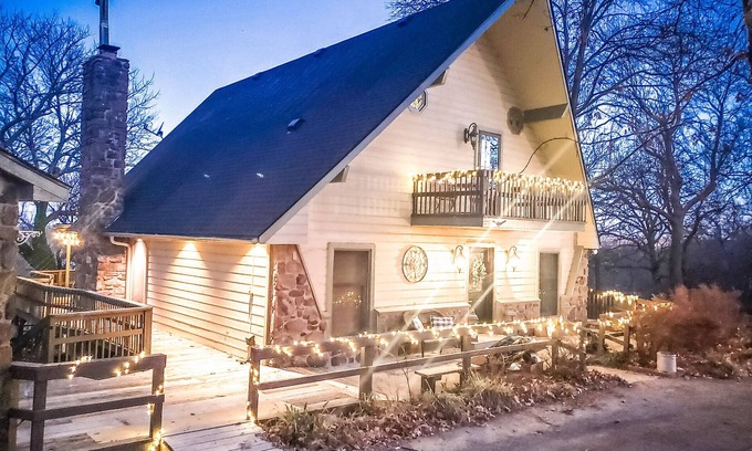 Hulbert Cabin | Spacious Oasis! On the lake, amazing sunsets!