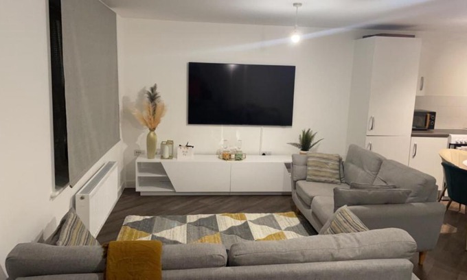 Burghfield Apartment | Spacious One Bedroom Apartment