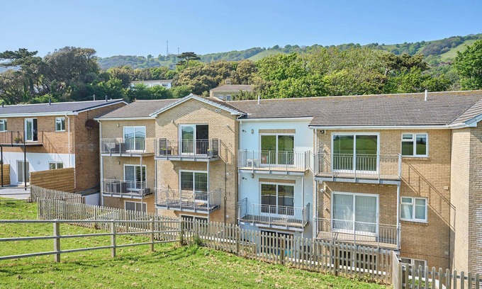 Bonchurch Apartment | Spacious One Bed Apt With Scenic Views
