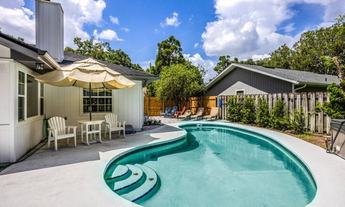 Gainesville House | Spacious Outdoor Seating, Beautifully Decorated, Prime Features