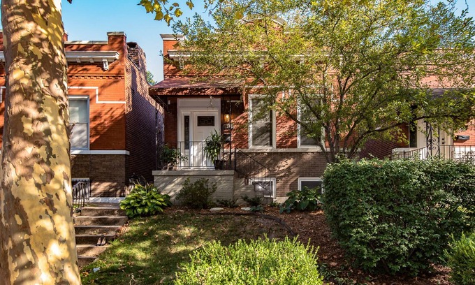 St. Louis House | Spacious Peaceful 2bd Bungalow Charmer - 10 mins to downtown.