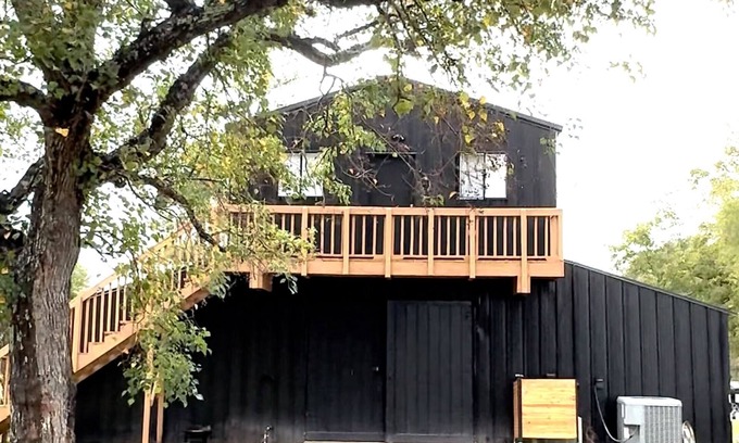 Willis House | Spacious Peaceful Get-Away with a barn to host Events!