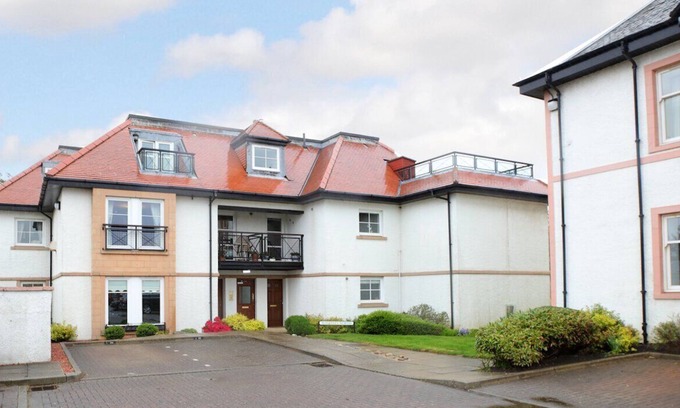 Gullane House | Spacious penthouse flat in Gullane, featuring 3 en-suite bedrooms. Sleeps 6.