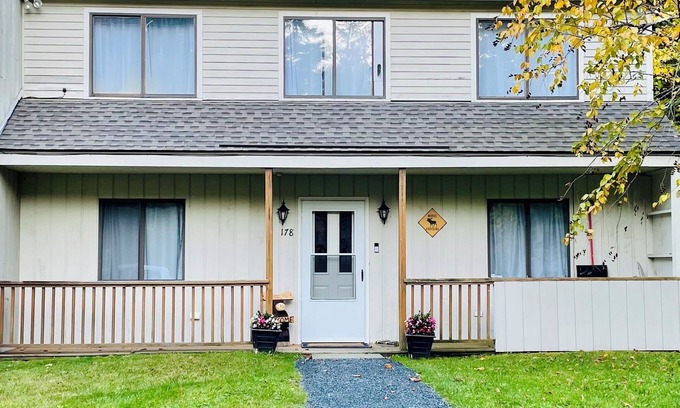 Monroe Bridge House | Spacious pet & family-friendly, fastest wifi! Giant playset, fire pit, & games!