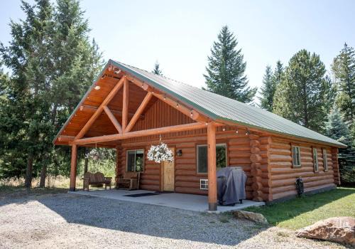 Bonners Ferry House | Spacious Pet-Friendly Log Cabin with King Bed & Full Kitchen | Bonners Ferry, Idaho Retreat