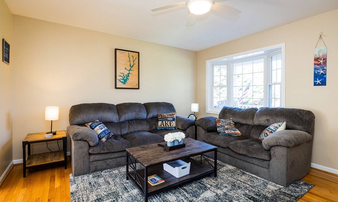 Blue Water House | Spacious pet friendly house w/private hot tub, pool table & Free WIFI