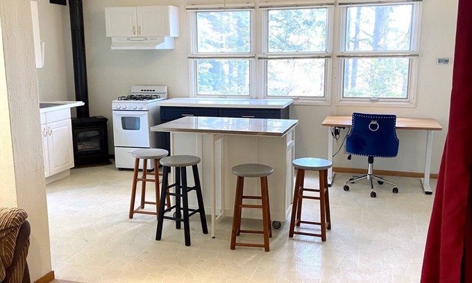 Grass Valley Condo | Spacious Pet & Kid Friendly Bottom Unit in Duplex in Grass Valley Walk to Town