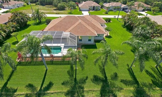 Long Meadow House | Spacious Pool and Expansive Canal Views #811