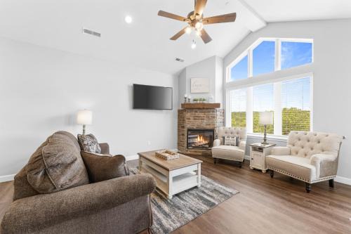 Branson Apartment | Spacious! Pools, Hot Tub, Free Attraction Tickets!