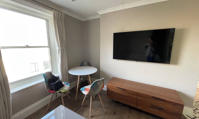 Balham Apartment | Spacious & Pristine 2BD Flat - Balham!