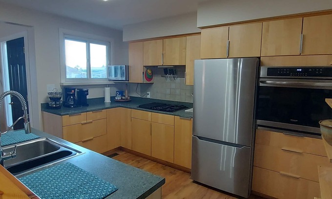 Odessa House | Spacious Private 5 beds, 2.5 bath House - 2 minutes to 401 (5 mins to Kingston)