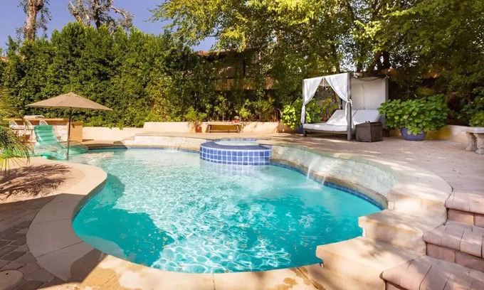 Tarzana Villa | 🌴Spacious & Private 5Bdr Private Retreat-Saltwater Pool/Spa, Outdoor Kitchen🌴