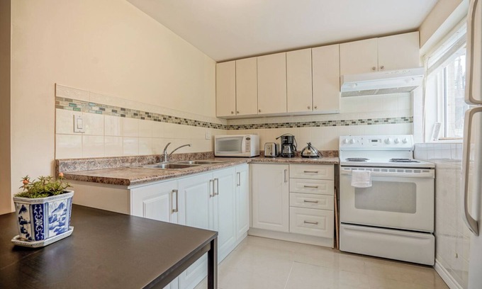 Richmond Hill Apartment | Spacious Queen Bedroom Walk-out Unit