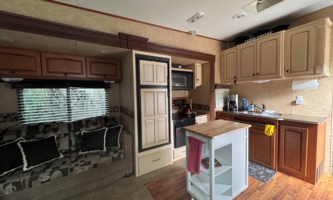 Blind Bay Resort | Spacious Queen Bed RV in Centrally Located Resort on Shuswap Lake