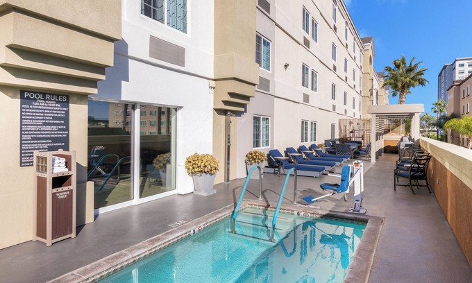 Anaheim Resort Hotel | Spacious Queen Suite Near Garden Walk w/Laundry, Parking, Pool, & Gym!