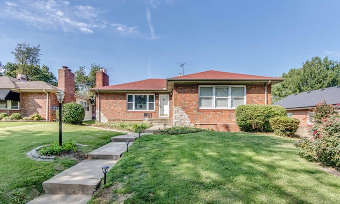St. Louis Hills Condo | Spacious | Quiet | 1 bedroom duplex w free parking!