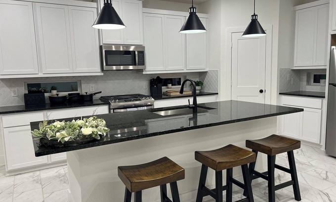 Sienna Plantation House | Spacious & quiet New 4b 2.5bath house with AC,WiFi & full kitchen in Sienna