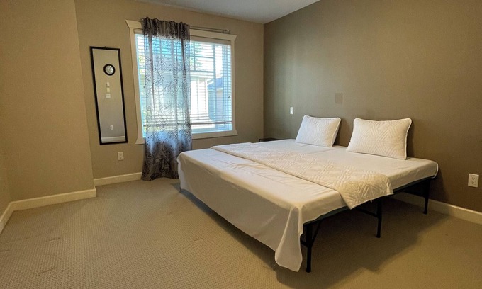 Fleetwood House | Spacious, quite 3 bedrooms 4 bathrooms townhome