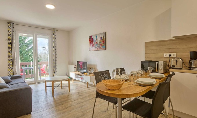 Barbotan-les-Thermes Apartment | Spacious renovated T2, nature view, south balcony, Wifi, parking in Barbotan