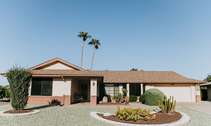Phoenix House | Spacious Rambler l Quiet Golf Community l Near Sports Arenas