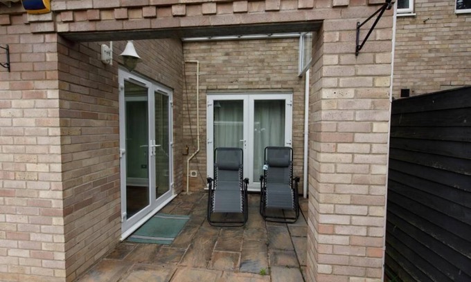 Norwich House | spacious, relaxing home with garden access