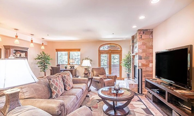 Mountain Village Condo | Spacious Renovated 2-Bedroom Mountain Village Escape