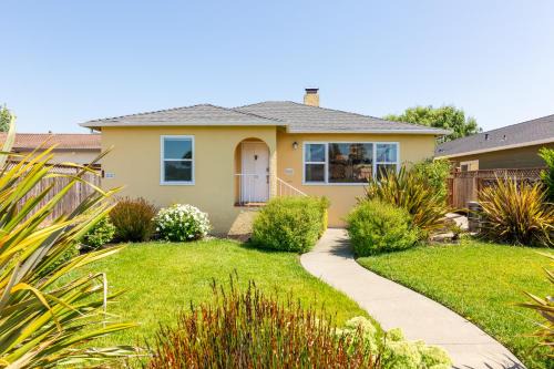 Petaluma House | Spacious Renovated Petaluma Home- Pool Table, Fire Pit, Parking