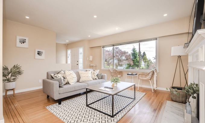 Upper Lonsdale House | Spacious Residence - Perfect Location