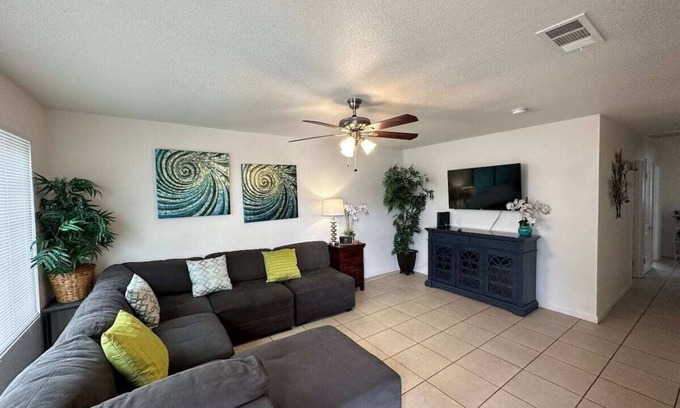 Hanford House | Spacious Retreat 4 Bdr House!