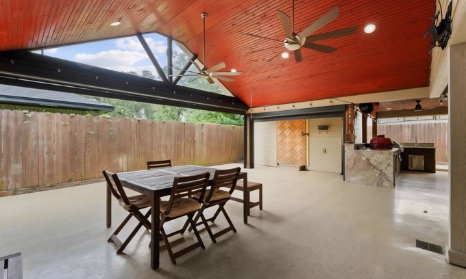 Northside House | Spacious Retreat: Cozy Bedrooms, Gourmet Kitchen & Outdoor Oasis!