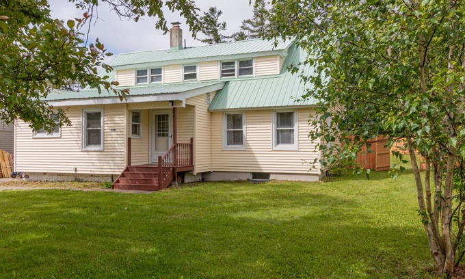 Speculator House | Spacious Retreat, High Speed Wi-Fi! Walk To Lake and Camp of the Woods!