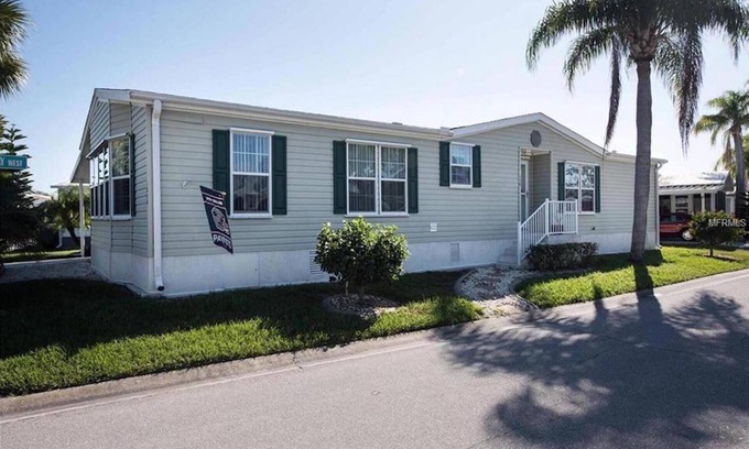 Maple Leaf House | Spacious Retreat with Tons of Activities! - Over 55 Only