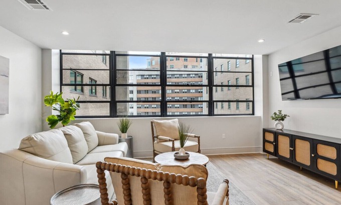 Central Business District Bed & Breakfast | Spacious Retreat – Walk to French Quarter, Superdome! Great for Saints Games!